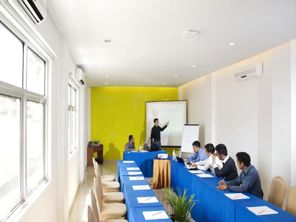Zuri Express Hotel Pekanbaru Exterior photo